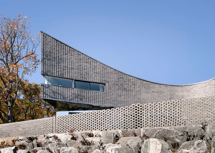 The Curving House by JOHO-Architecture // via yellowtrace