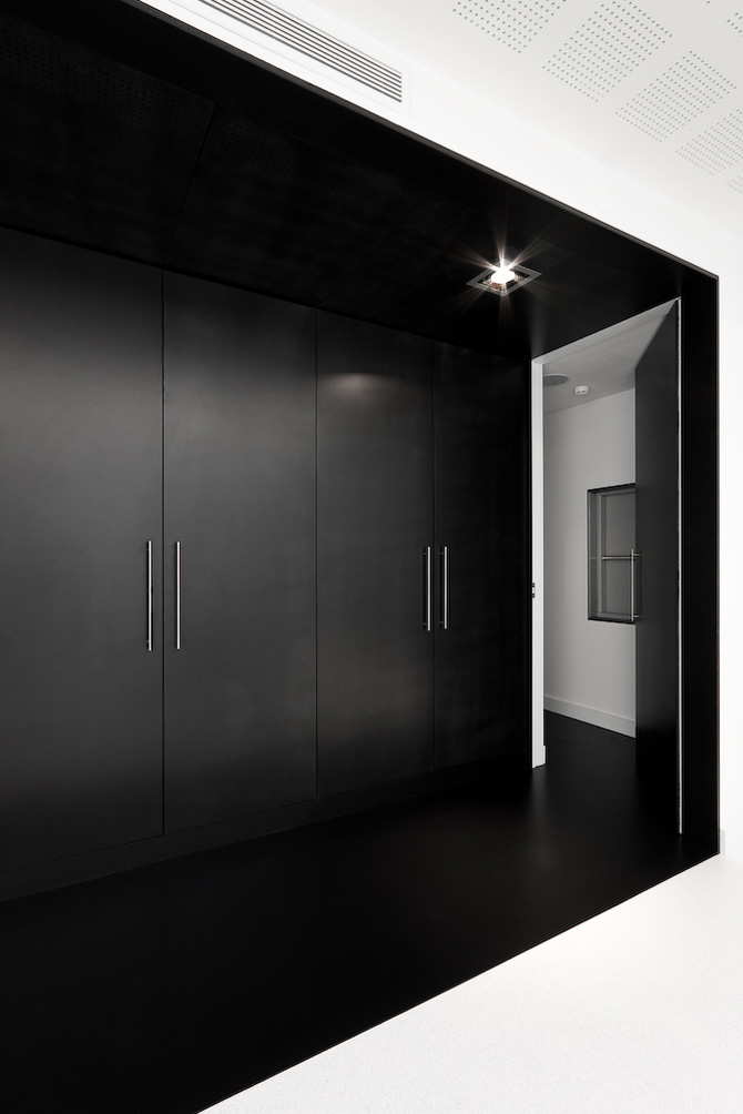 Brighton Implant Clinic by Pedra Silva Arquitectos | Yellowtrace.